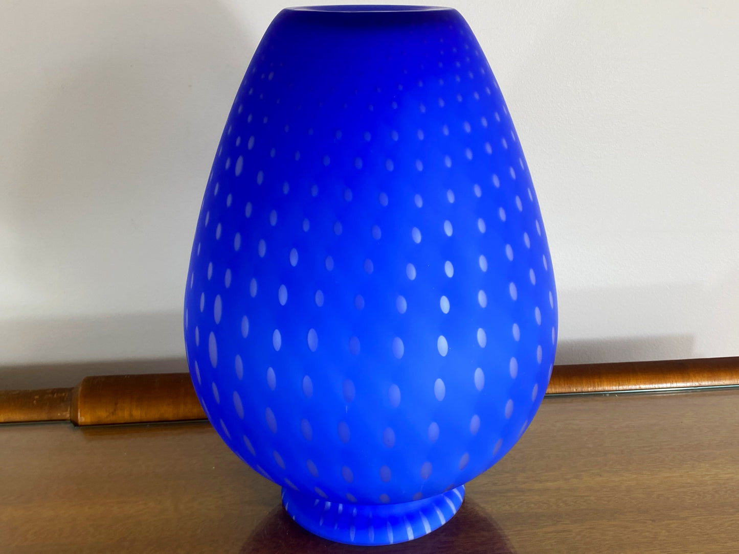 Large Fine Art Glass Blue and White Accented Mantlepiece Vase - Busy Bowerbird