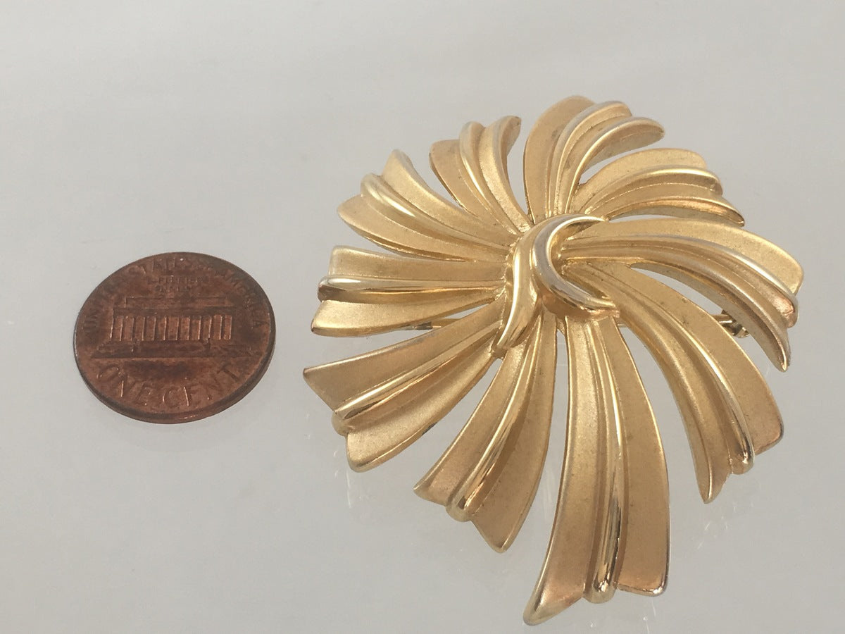 CROWN TRIFARI 1940s/50s Gold Plated Floral Brooch | Stylish & Weighty - Busy Bowerbird