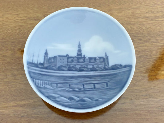 1953 ROYAL COPENHAGEN Porcelain 'Kronborg Castle' Pin Plate - Busy Bowerbird