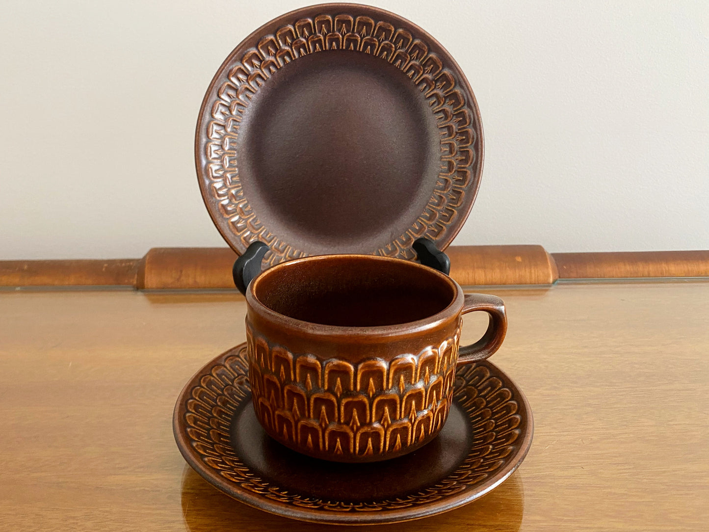 Mid-Century-Modern WEDGWOOD "Pennine" Trios: Cups, Saucers, Side Plates (x2) - Busy Bowerbird