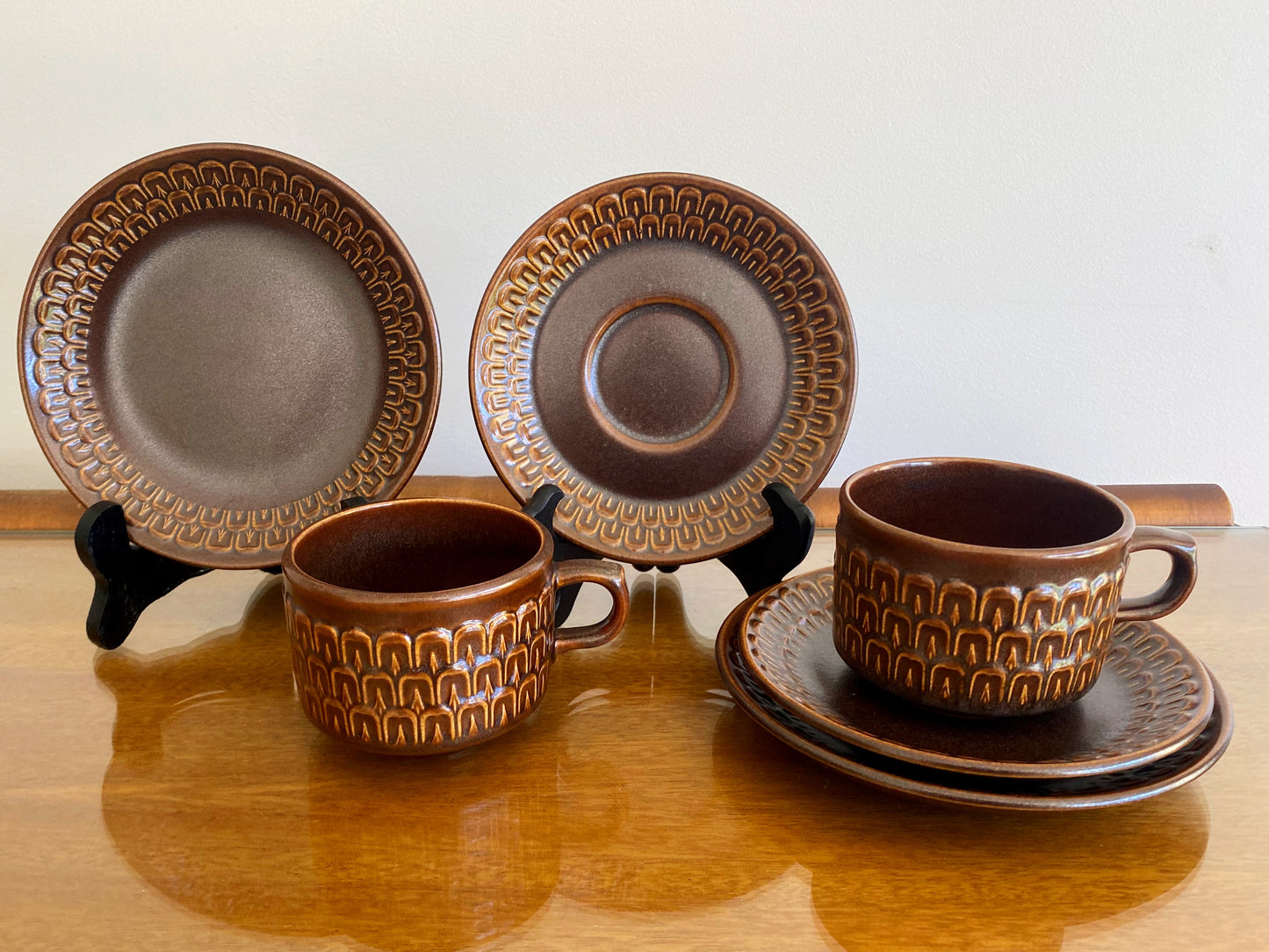 Mid-Century-Modern WEDGWOOD "Pennine" Trios: Cups, Saucers, Side Plates (x2) - Busy Bowerbird