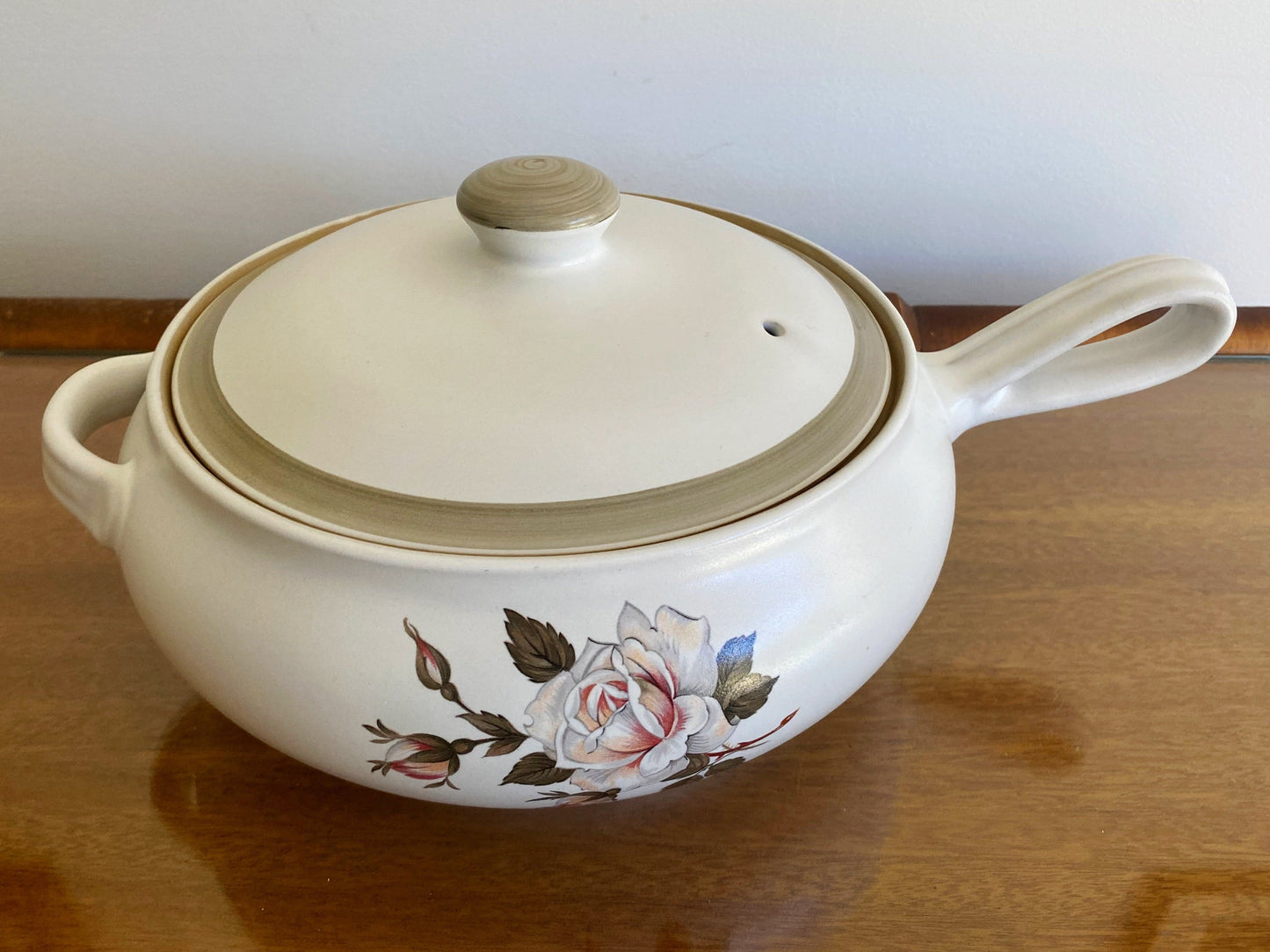 Denby pottery 'White Rose' pattern casserole