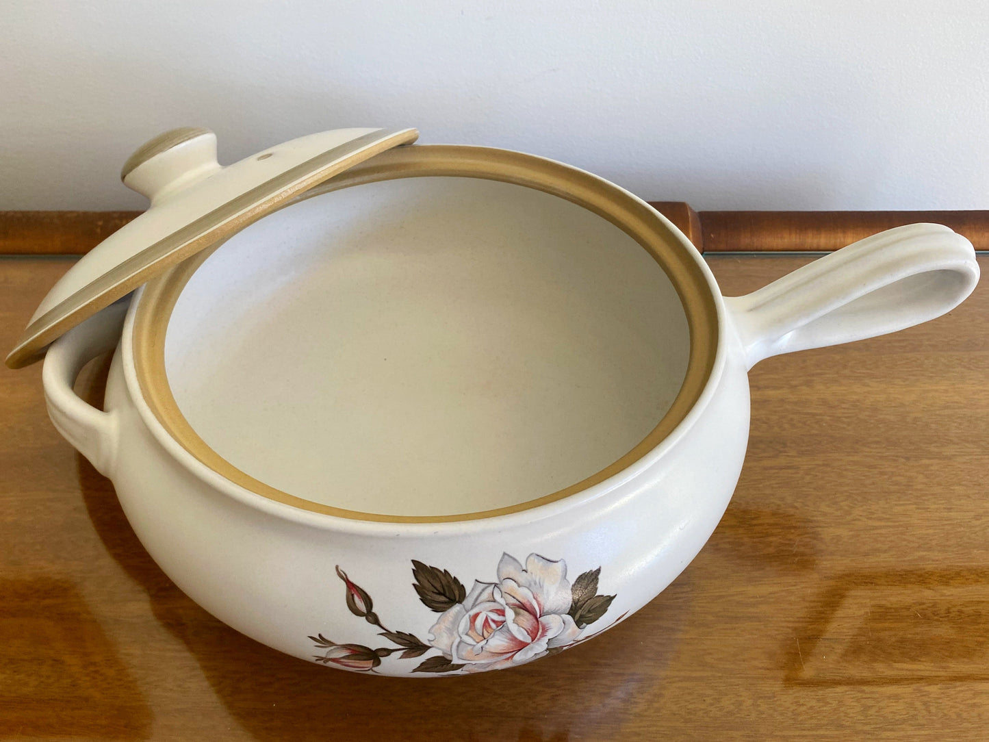 Denby pottery 'White Rose' pattern casserole