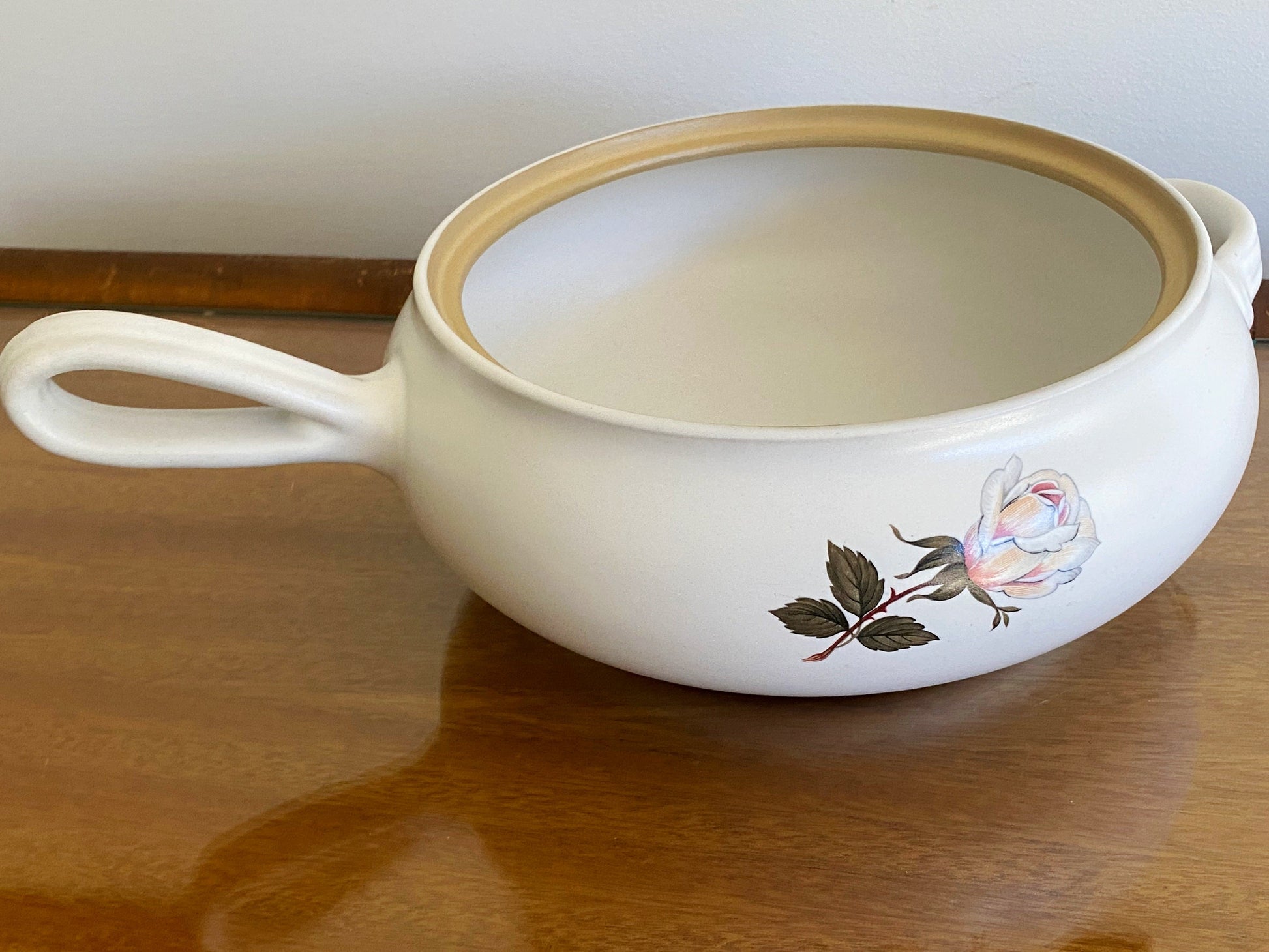 Denby pottery 'White Rose' pattern casserole