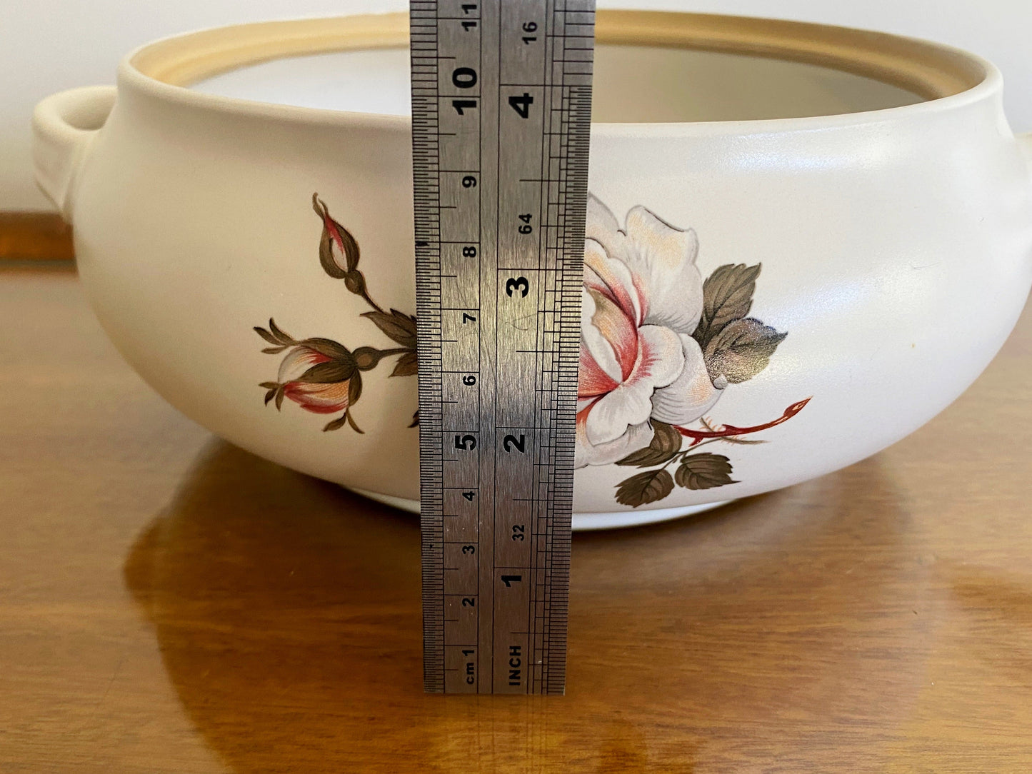 Denby pottery 'White Rose' pattern casserole