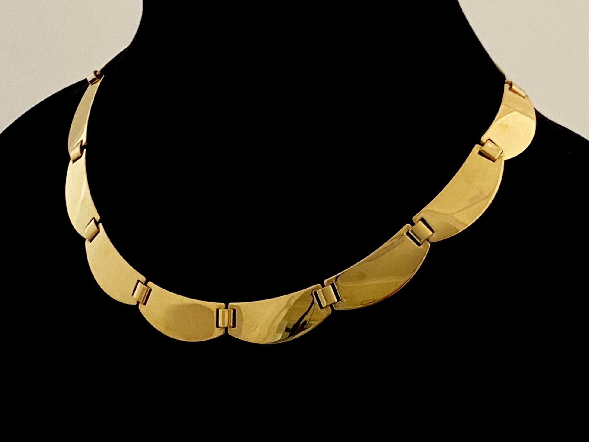 VINTAGE Gold-Plated Scalloped Semi-Circular Link Choker Necklace - Busy Bowerbird