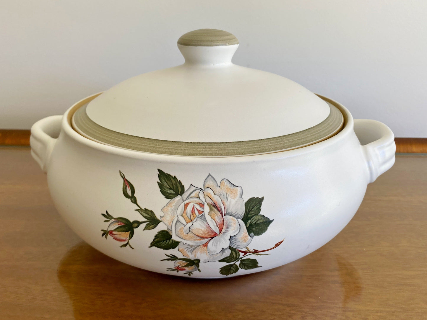 Denby pottery 'White Rose' pattern lidded casserole