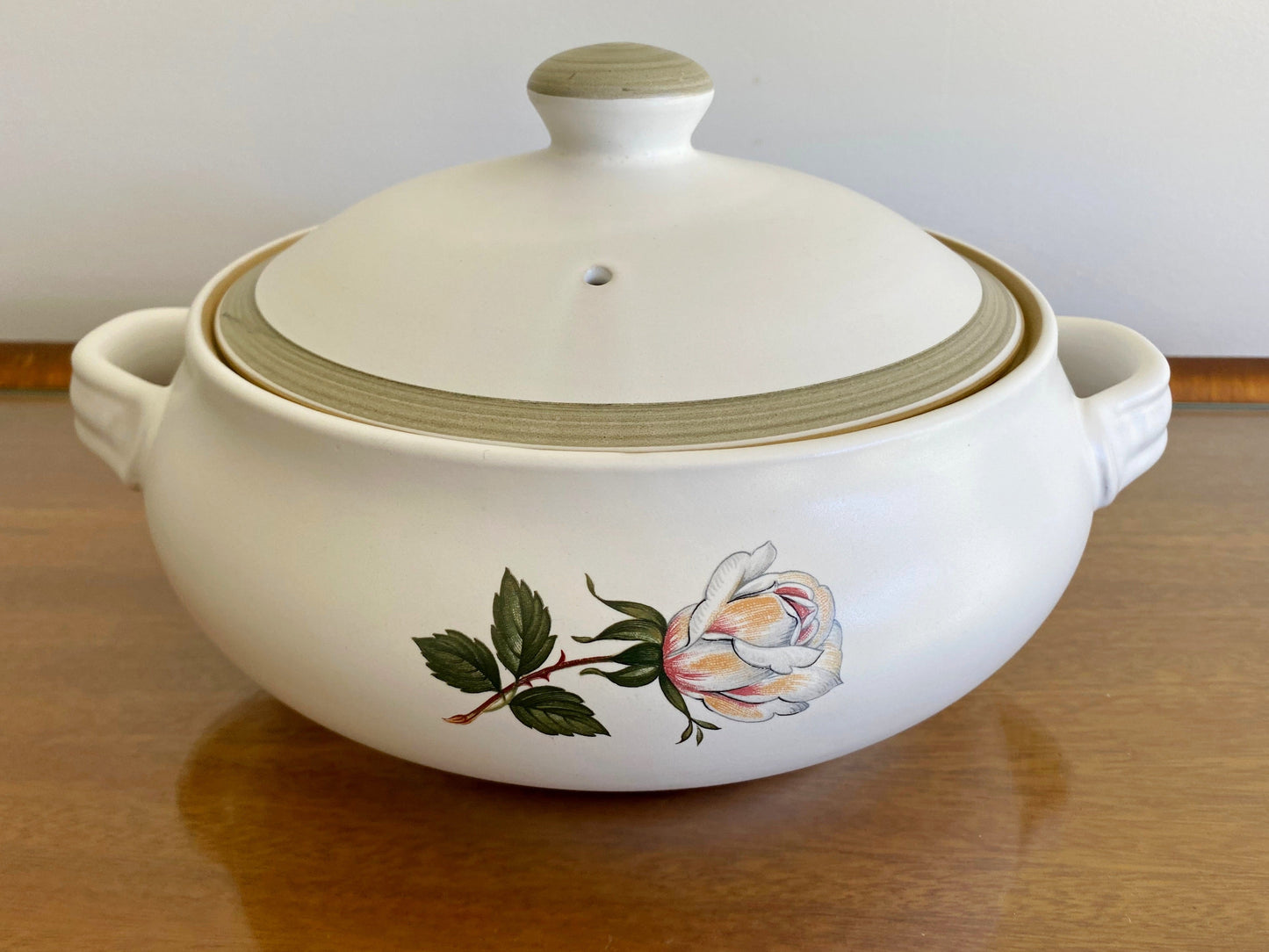 Mid-Century DENBY Lidded Four-Pint Casserole with Handles | 'White Rose' Pattern