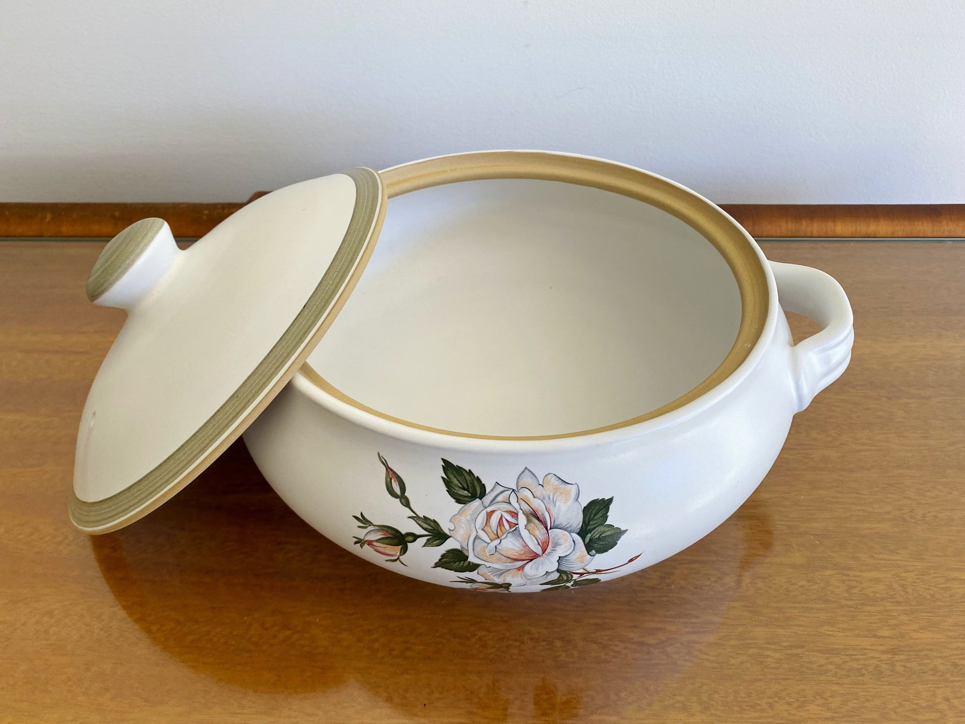 Mid-Century DENBY Lidded Four-Pint Casserole with Handles | 'White Rose' Pattern