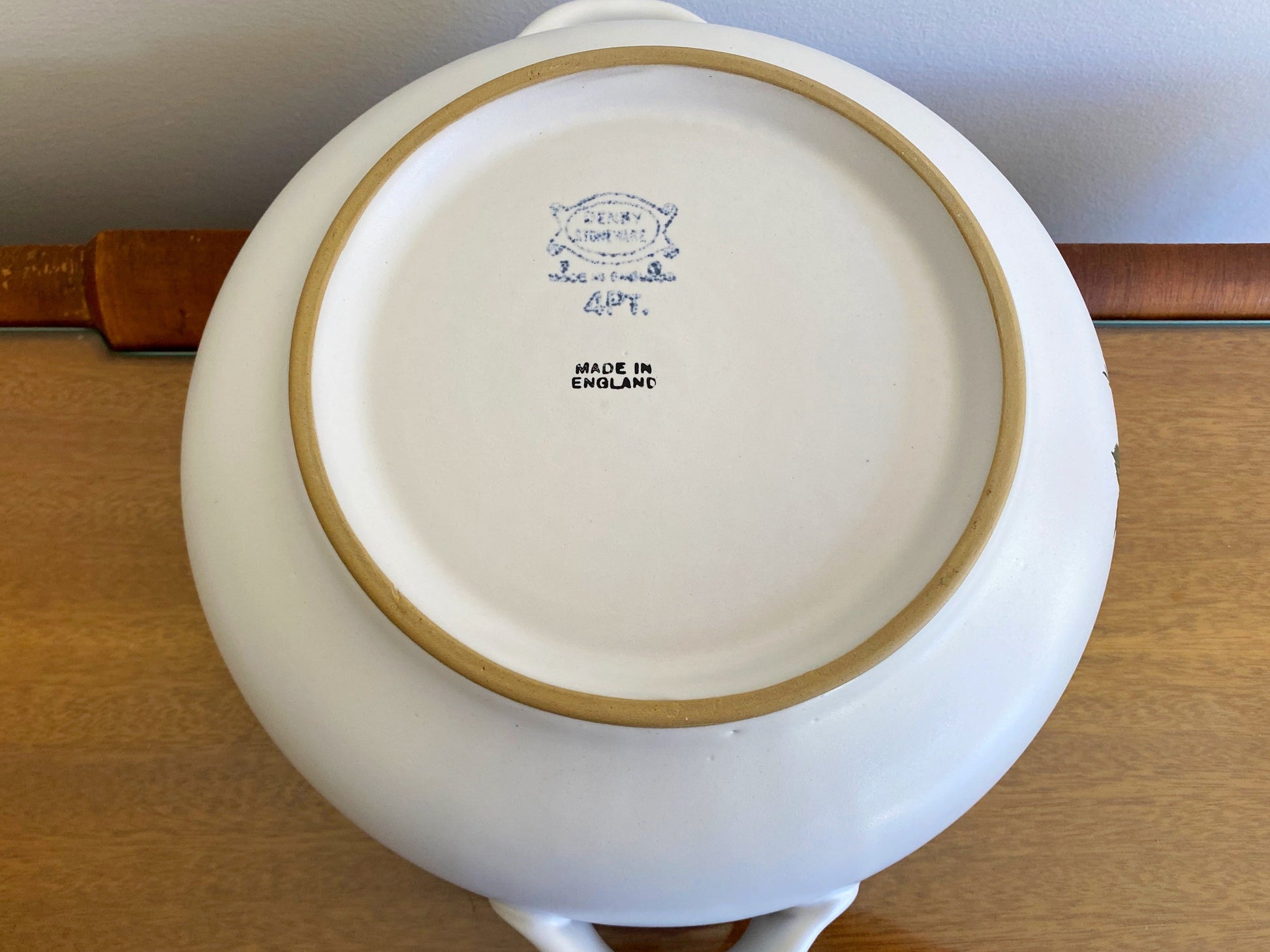 Denby pottery 'White Rose' pattern lidded casserole