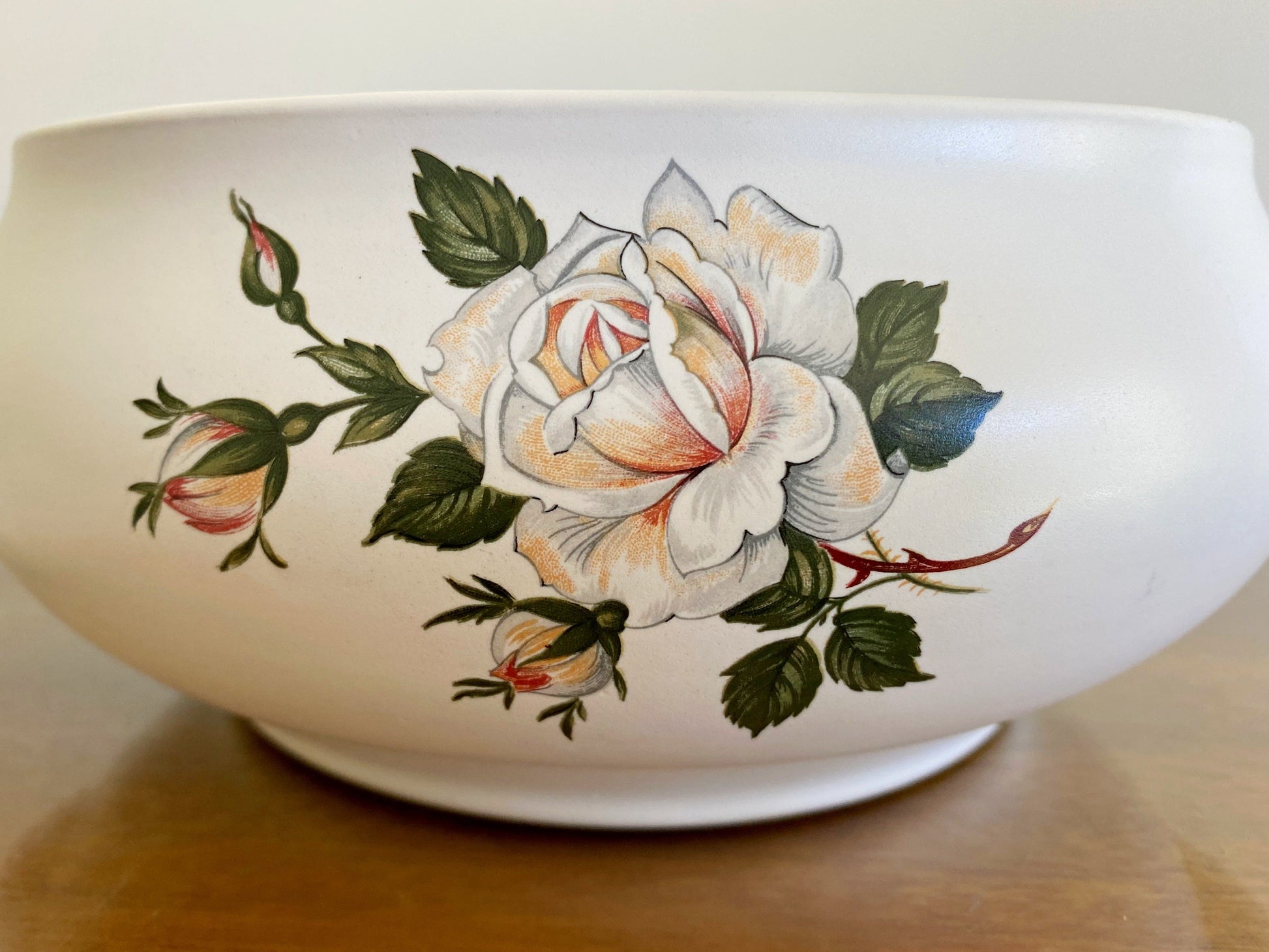 Denby pottery 'White Rose' pattern lidded casserole