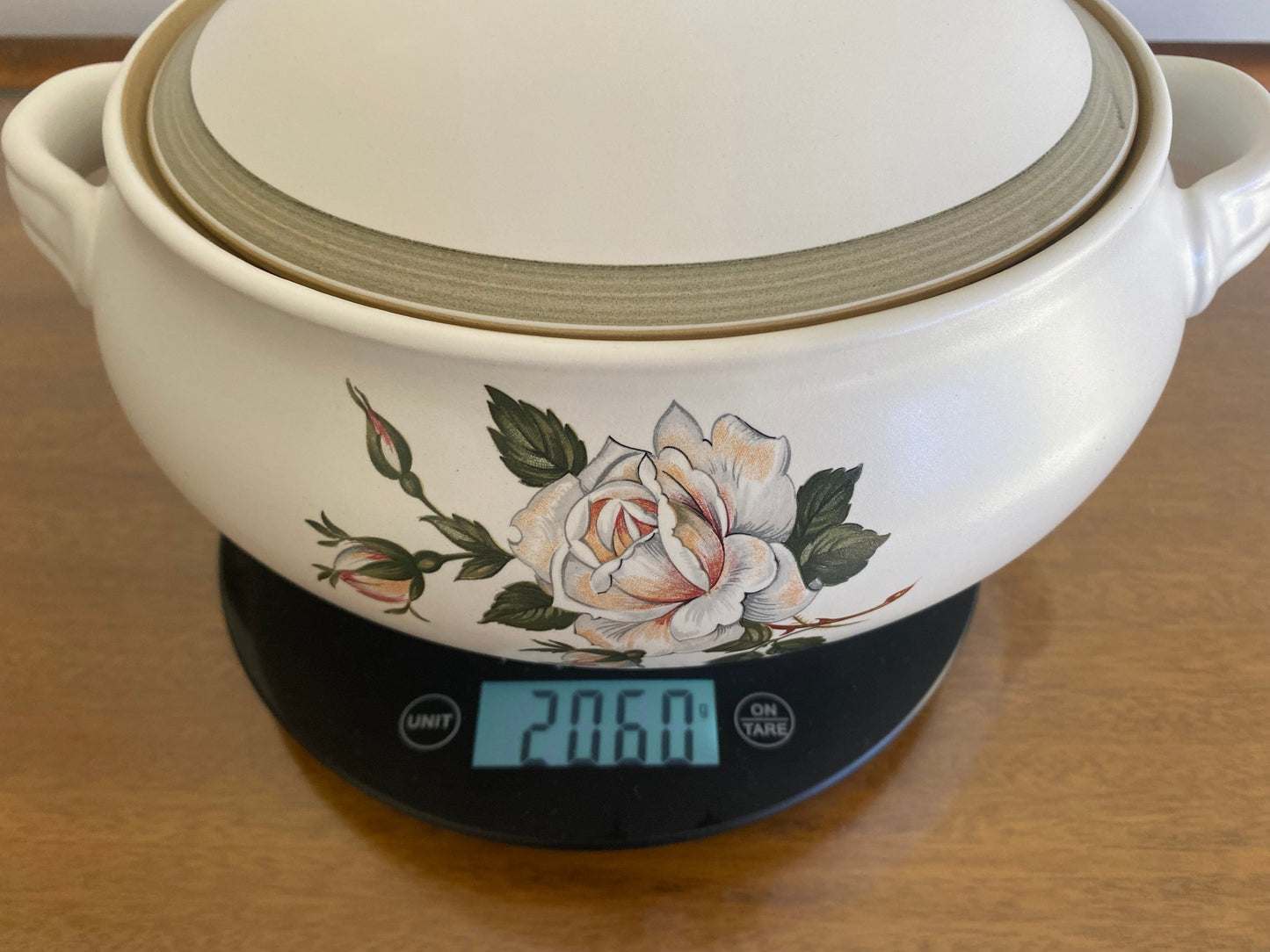 Denby pottery 'White Rose' pattern lidded casserole