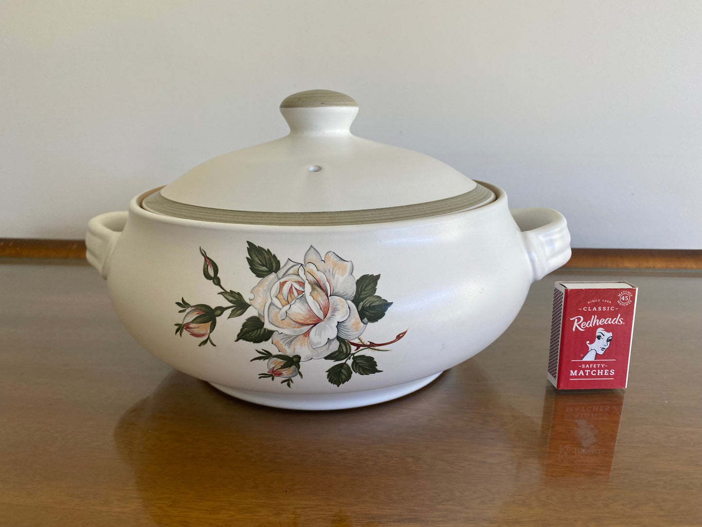 Denby pottery 'White Rose' pattern lidded casserole