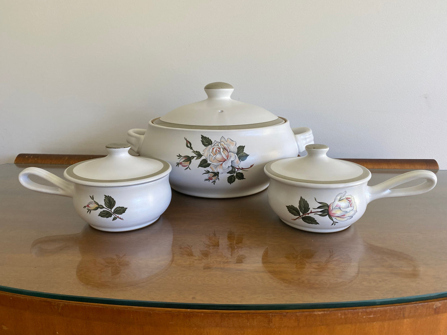 Denby pottery 'White Rose' pattern lidded casserole