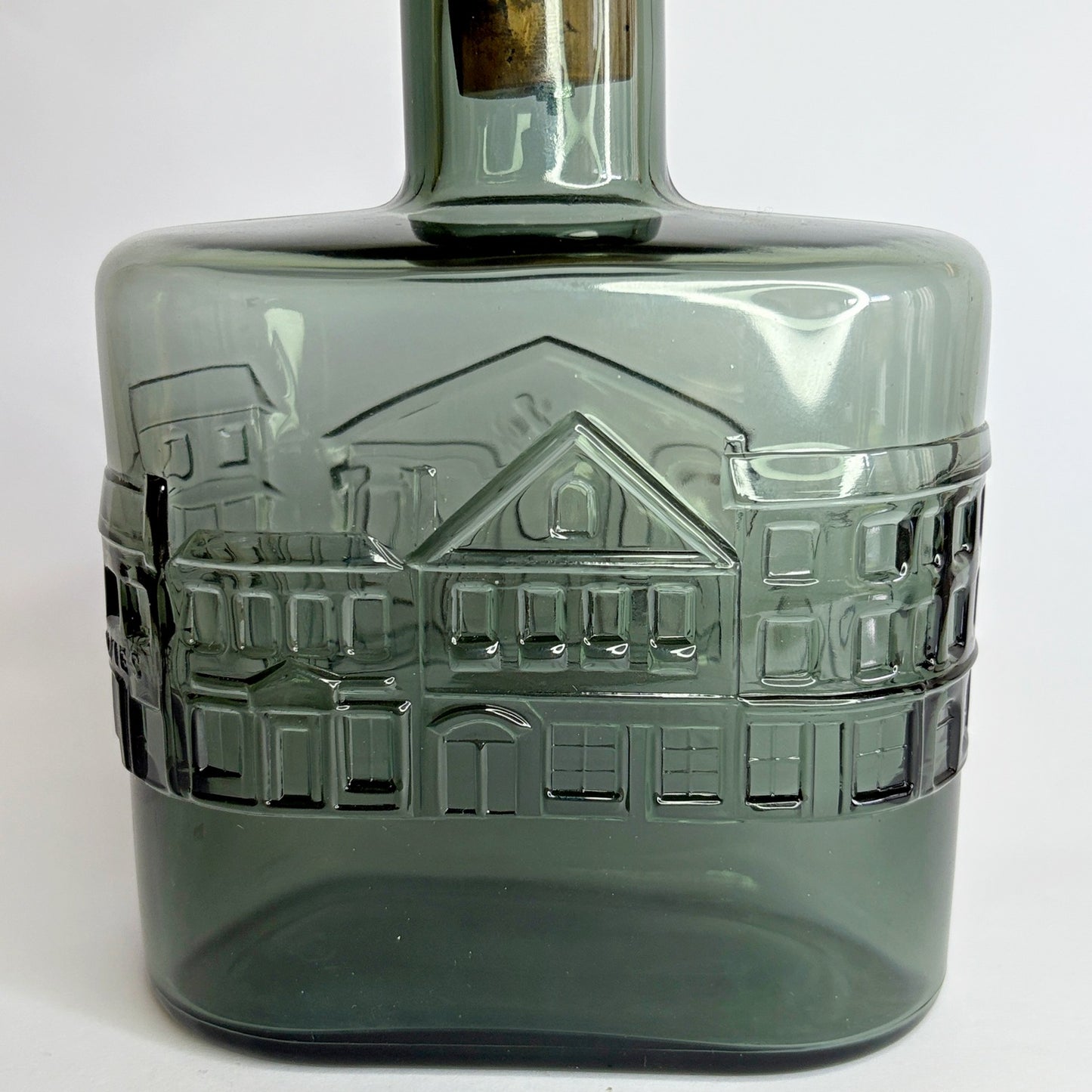 Head-on view showing flattened rectangular profile of Nuutajärvi decanter, 12.5 × 17 × 7 cm Scale sho