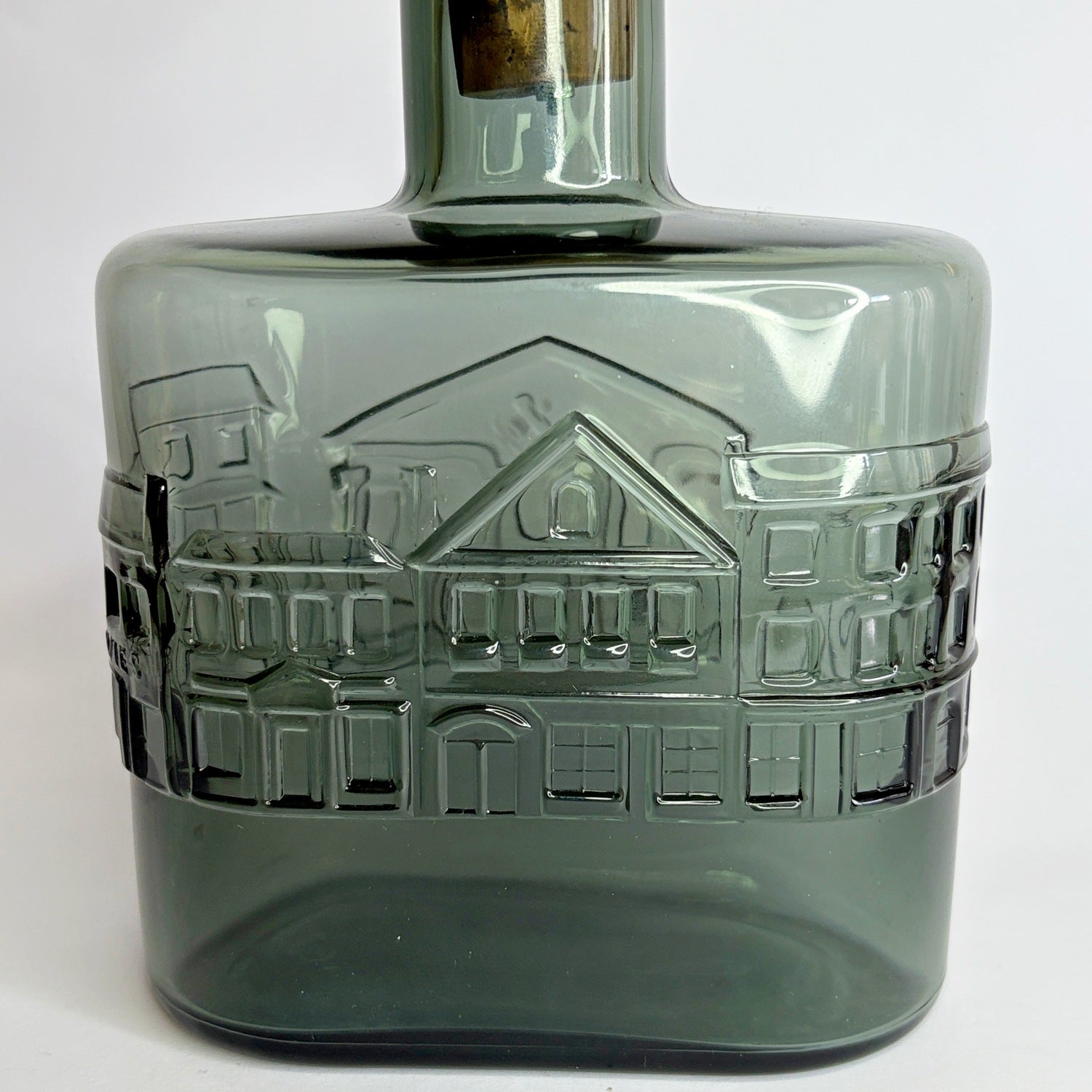 Head-on view showing flattened rectangular profile of Nuutajärvi decanter, 12.5 × 17 × 7 cm Scale sho