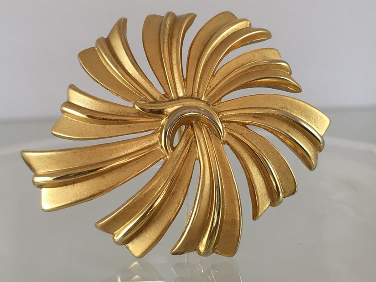 CROWN TRIFARI 1940s/50s Gold Plated Floral Brooch | Stylish & Weighty - Busy Bowerbird